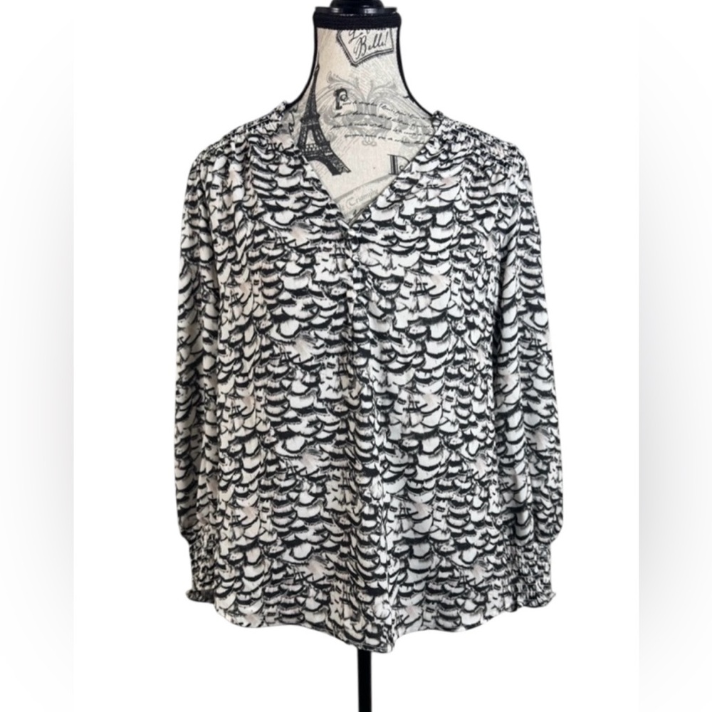 Tahari Black & White Scalloped Scale Print V-Neck Blouse - Size Medium